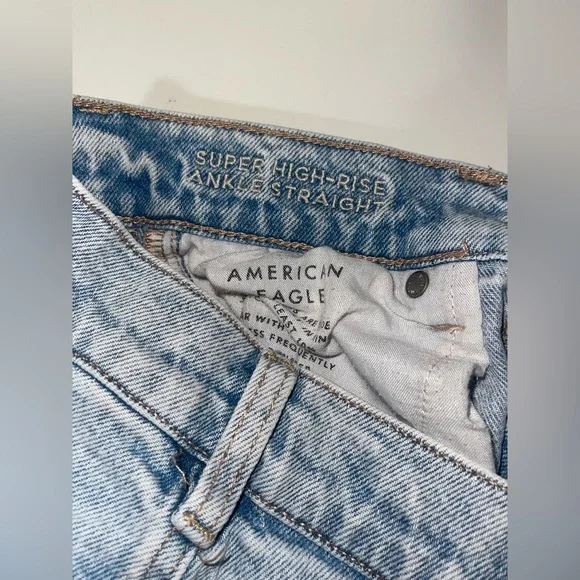 American Eagle jeans Light Wash Distressed Women’s Jeans - Picture 3 of 4